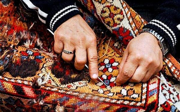 دست آفریده های صنایع دستی آلتین چاغی ترکمن در یک نمایشگاه
