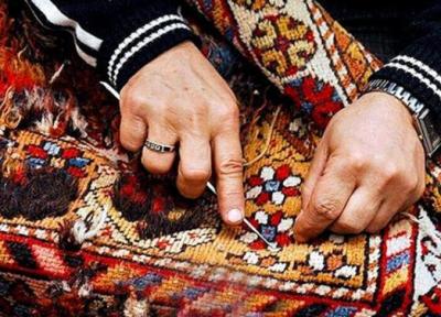 دست آفریده های صنایع دستی آلتین چاغی ترکمن در یک نمایشگاه