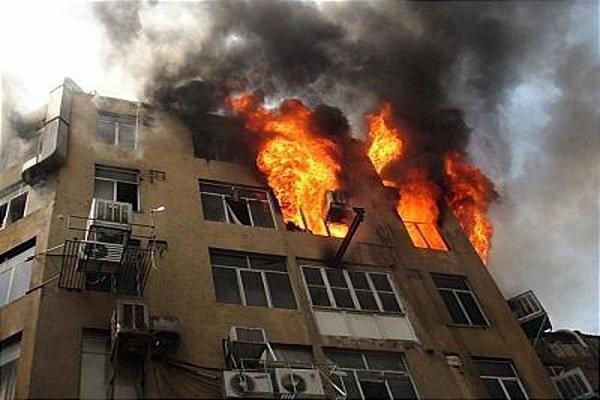 حادثه آتش سوزی در خیابان آزادی مهار شد